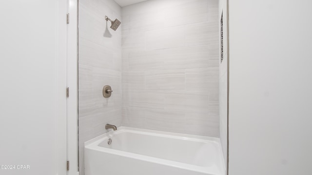 bathroom featuring tiled shower / bath