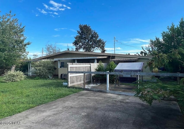 view of front of house featuring a front yard