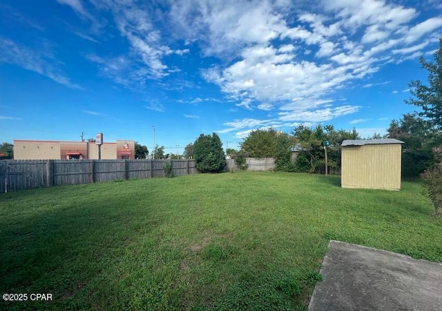 view of yard featuring a storage unit