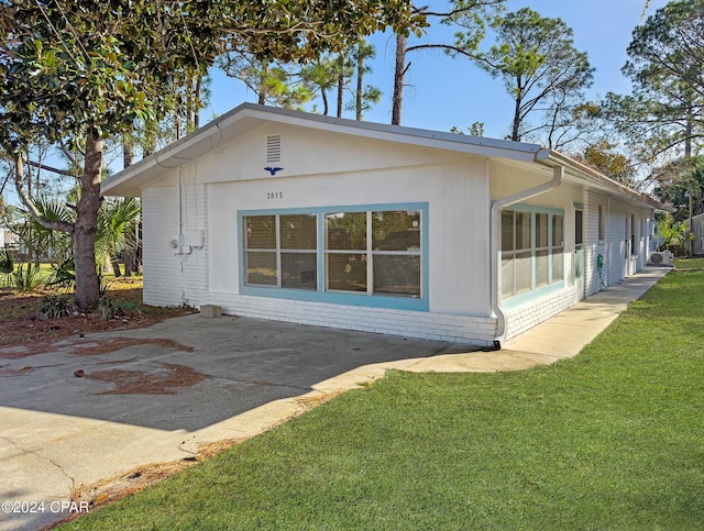 view of side of property featuring a yard