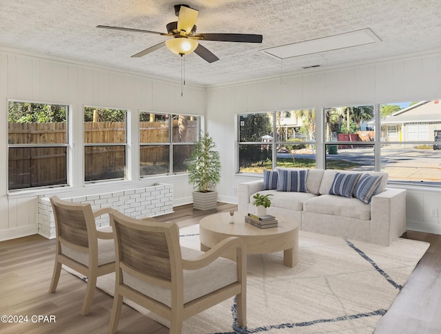 sunroom with ceiling fan