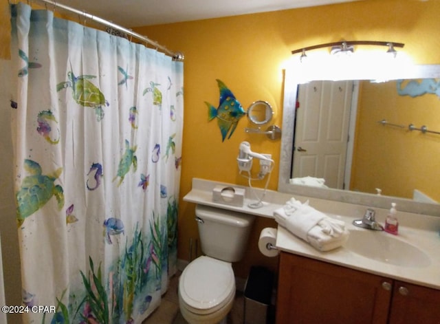 bathroom featuring a shower with curtain, vanity, and toilet