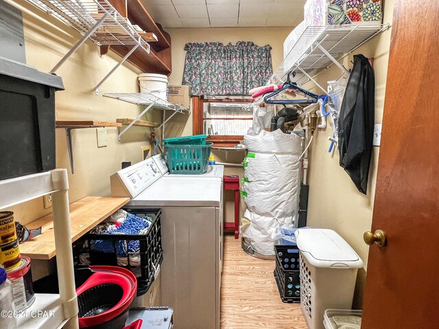 washroom with light wood-type flooring and independent washer and dryer