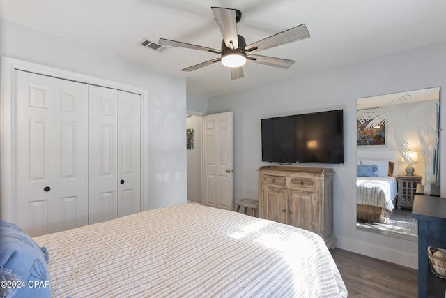 bedroom featuring ceiling fan, dark wood-type flooring, and a closet