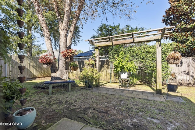 view of yard featuring a pergola