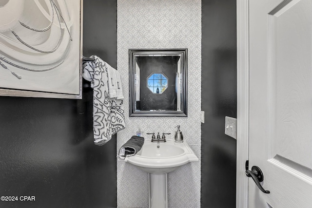 bathroom featuring sink