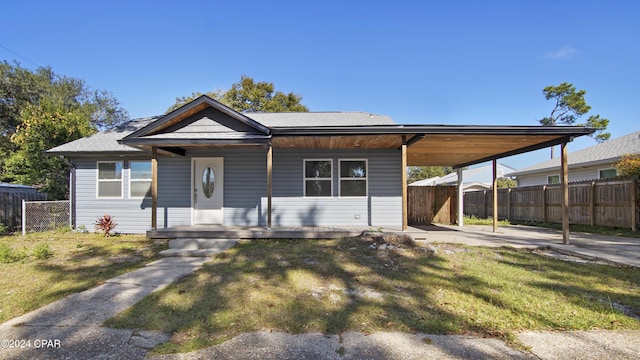 view of front of home featuring a front yard and a carport