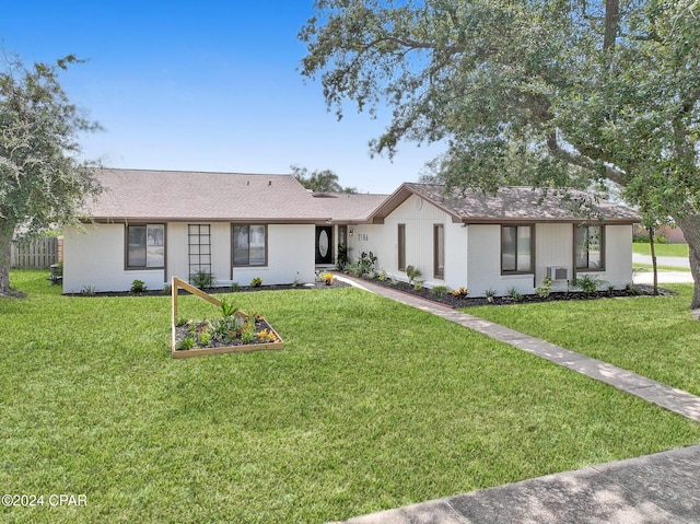 single story home with a front lawn