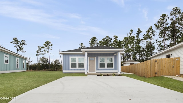 view of front of home featuring a front lawn