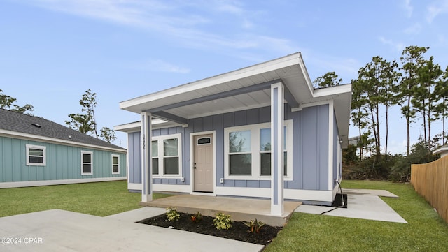 view of front facade with a porch and a front lawn