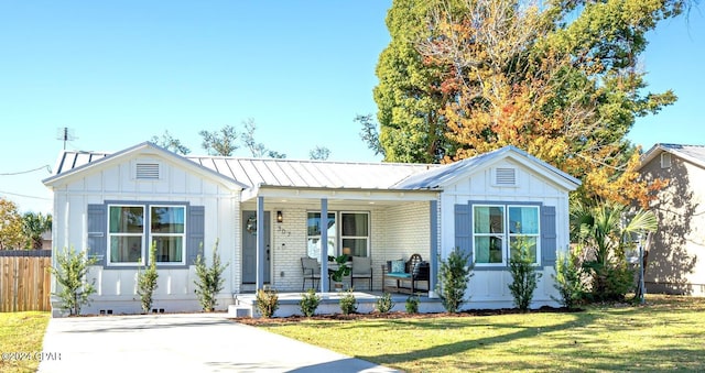 ranch-style house with covered porch and a front yard