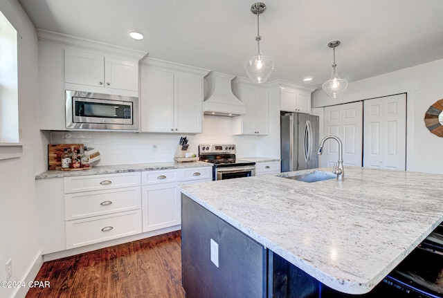 kitchen with decorative light fixtures, stainless steel appliances, premium range hood, and a large island