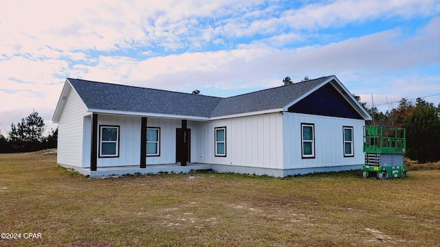 view of front of property featuring a front lawn and a porch