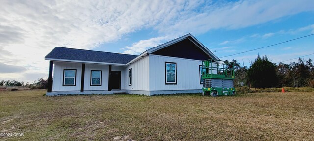 view of front facade with a front lawn