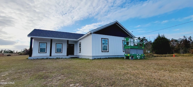 view of front of house featuring a front yard