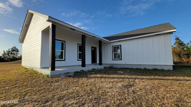 view of front of property with a front lawn