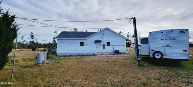 back of house featuring a yard