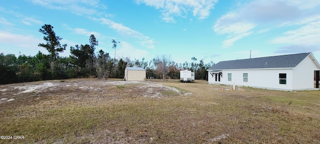 view of yard featuring a storage unit