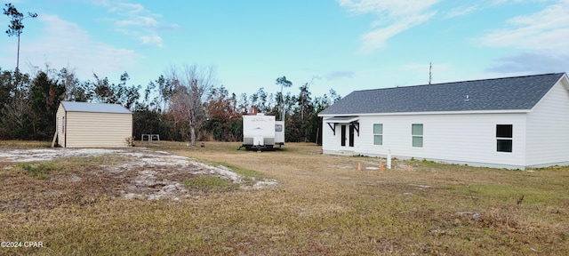 view of yard with a storage shed