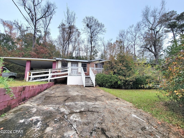 view of front of property with a carport and a front yard