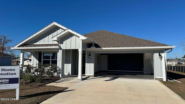 view of front facade featuring a garage