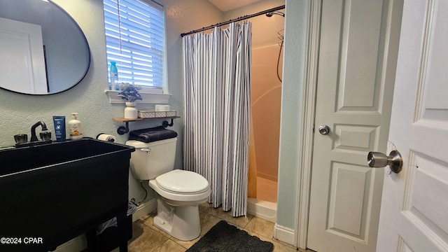 bathroom featuring tile patterned floors, curtained shower, toilet, and sink