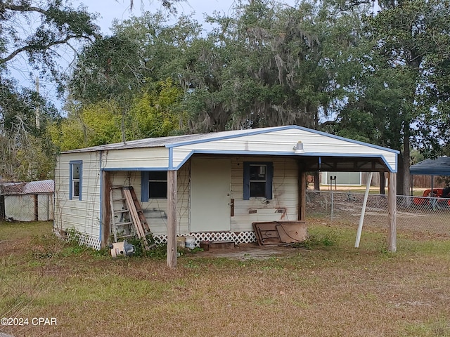 view of front of property featuring a front lawn