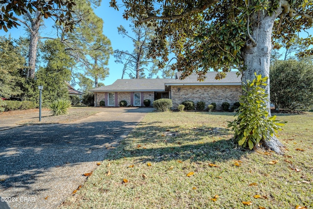 view of front of property with a front yard