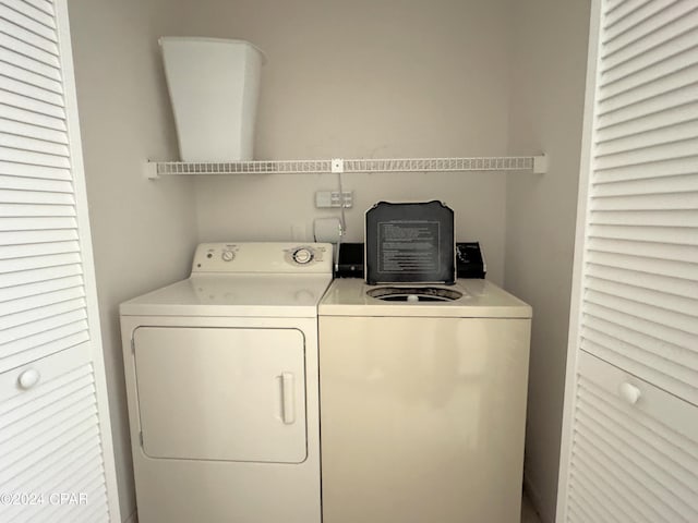 washroom featuring washing machine and clothes dryer