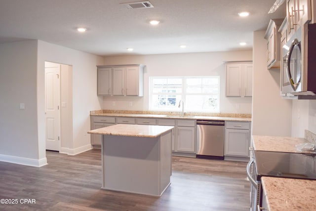 kitchen with a sink, stainless steel appliances, visible vents, and gray cabinets