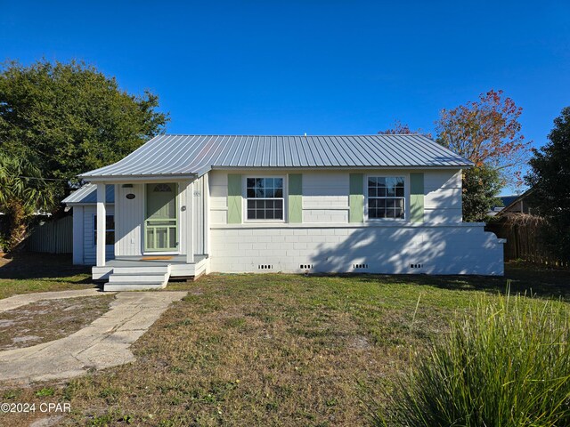 bungalow-style house with a front lawn