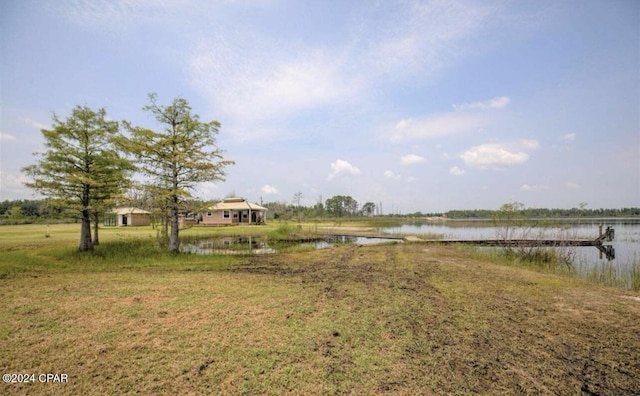 view of yard featuring a water view