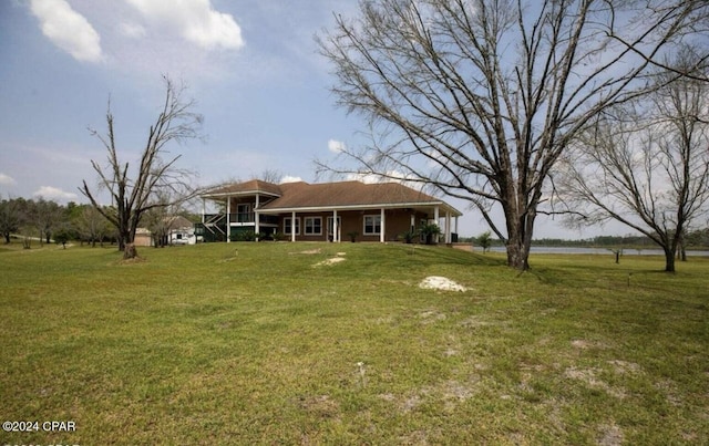 view of front facade featuring covered porch and a front yard