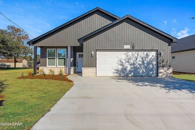 view of front of home featuring a garage and a front yard