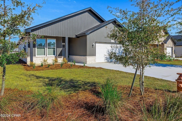 view of front of house featuring a front lawn and a garage