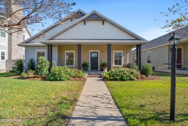 view of front of property featuring covered porch and a front lawn