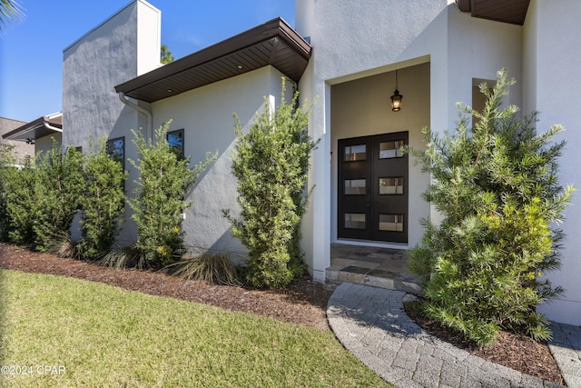 entrance to property featuring a yard