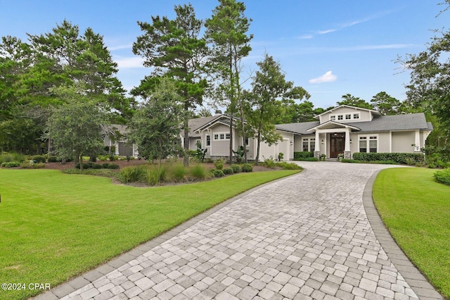 view of front of home featuring a front lawn