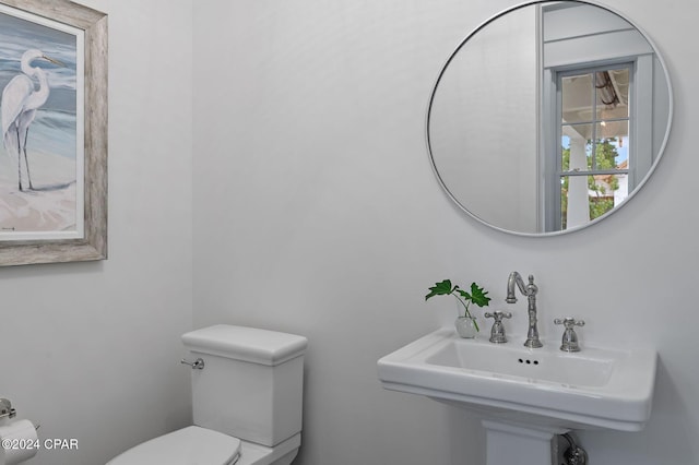 bathroom featuring toilet and sink