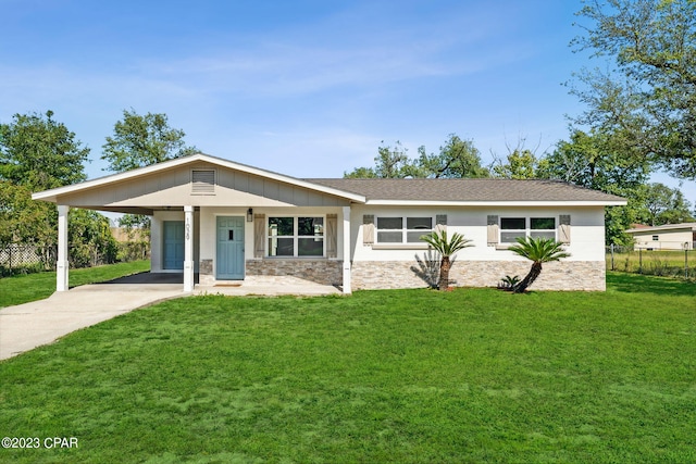 view of front facade featuring a carport and a front yard