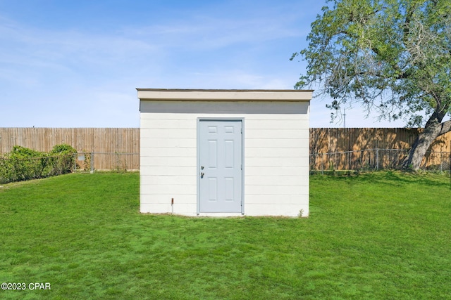 view of outdoor structure featuring a yard