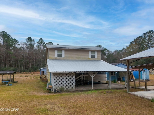 back of house featuring a lawn