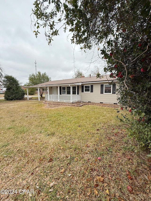 view of front of house with a front lawn