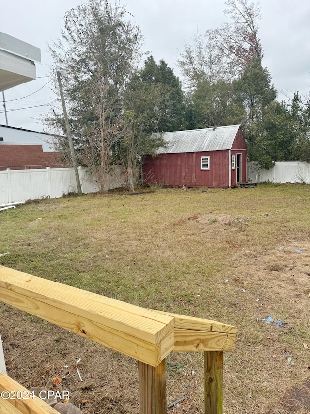 view of yard featuring an outbuilding