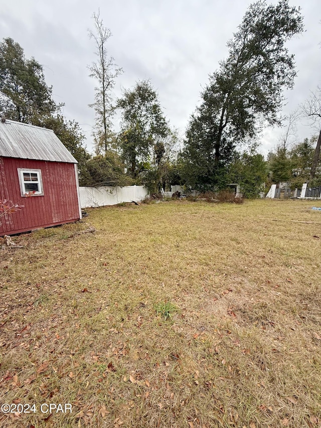 view of yard featuring a shed