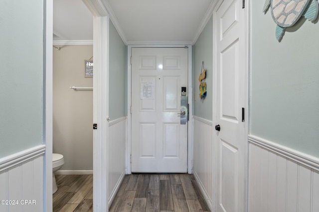 entryway featuring crown molding