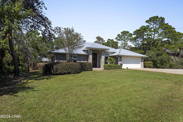 view of front of house featuring a front yard and a garage