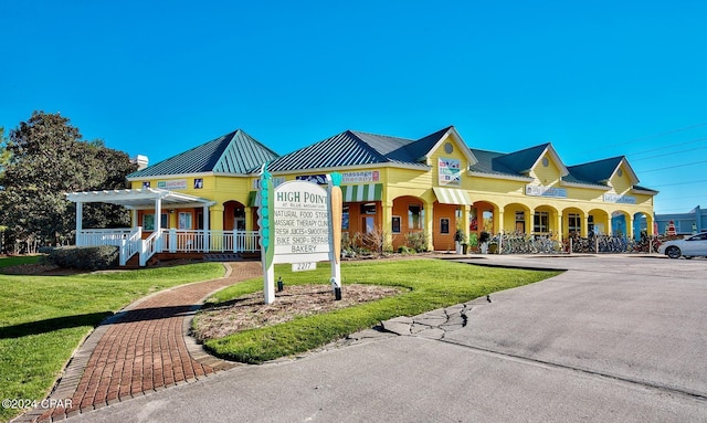 view of front facade featuring a front yard