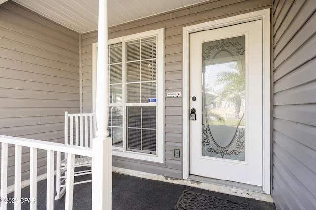 entrance to property featuring covered porch