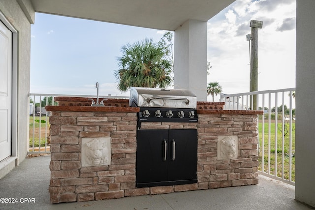 view of patio / terrace with exterior kitchen and area for grilling